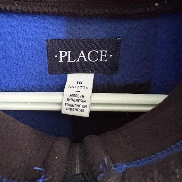 Cozy The Children’s Place plaid fleece pullover in great condition 💙🖤 - Picture 2 of 3